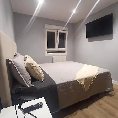 Newly Renovated Together Train And Bus Апартаменты