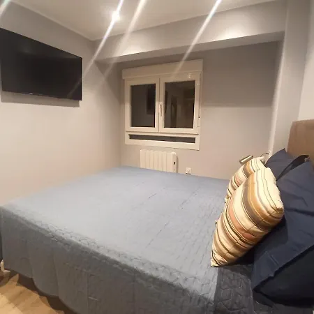 Newly Renovated Together Train And Bus Апартаменты