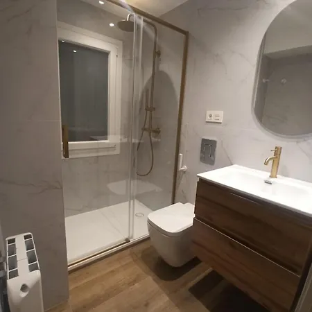 Апартаменты Newly Renovated Together Train And Bus *